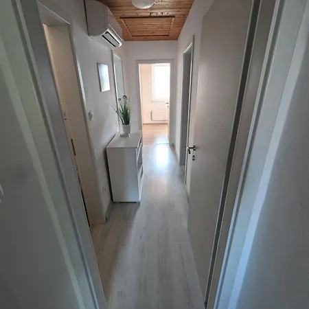 Bee Near Bled Apartment *